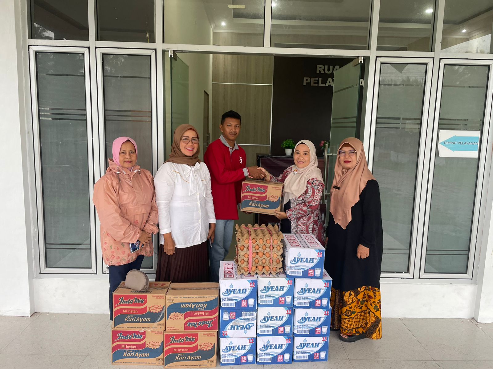 DPMPTSP Peduli Banjir Berikan Bantuan Korban yang Terdampak