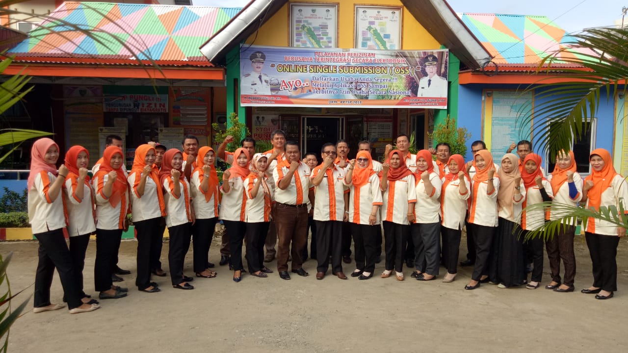 Foto Bersama Keluarga Besar DPMPPTSP